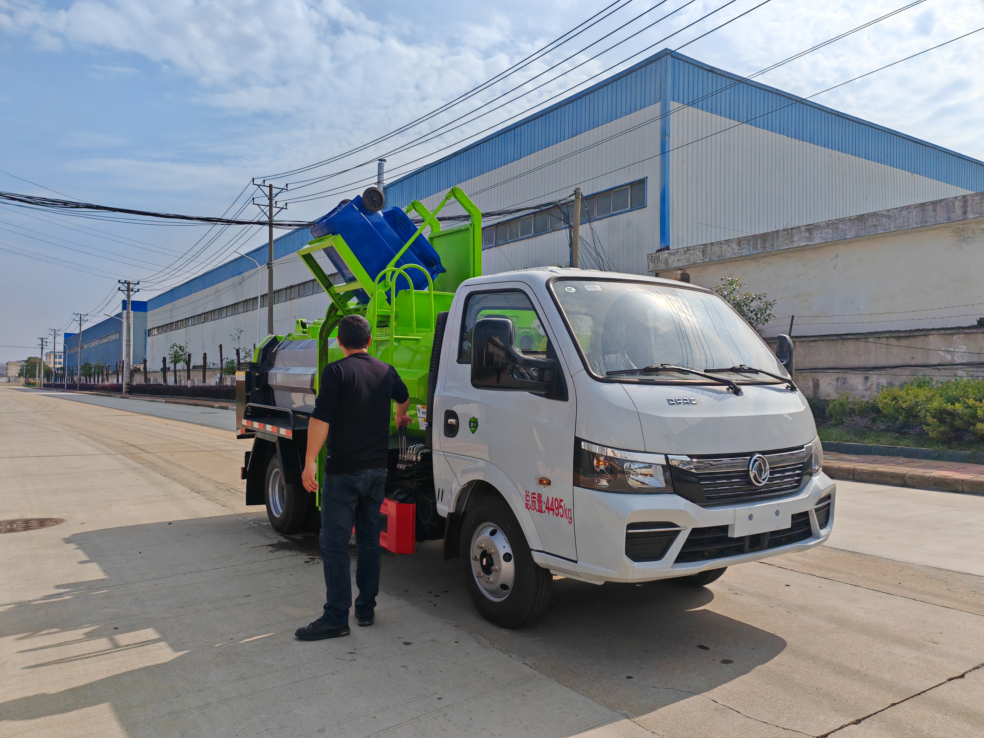 東風(fēng)途逸藍(lán)牌餐廚垃圾車(chē)